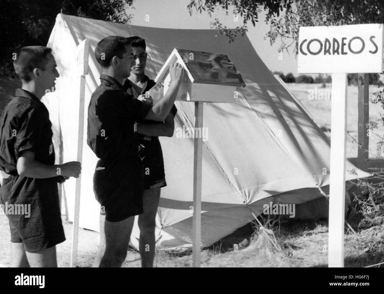 La foto della propaganda nazista mostra i giovani in un campo estivo della Gioventù Falange in Spagna, nel 1942. Fotoarchiv für Zeitgeschichtee - NESSUN SERVIZIO DI CABLAGGIO - | utilizzo in tutto il mondo Foto Stock