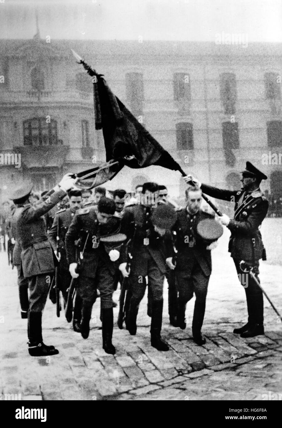 L'immagine della propaganda nazista mostra la solenne consegna di una bandiera all'Accademia militare di Saragozza, Spagna, dicembre 1942. Fotoarchiv für Zeitgeschichtee - NESSUN SERVIZIO DI CABLAGGIO - | utilizzo in tutto il mondo Foto Stock