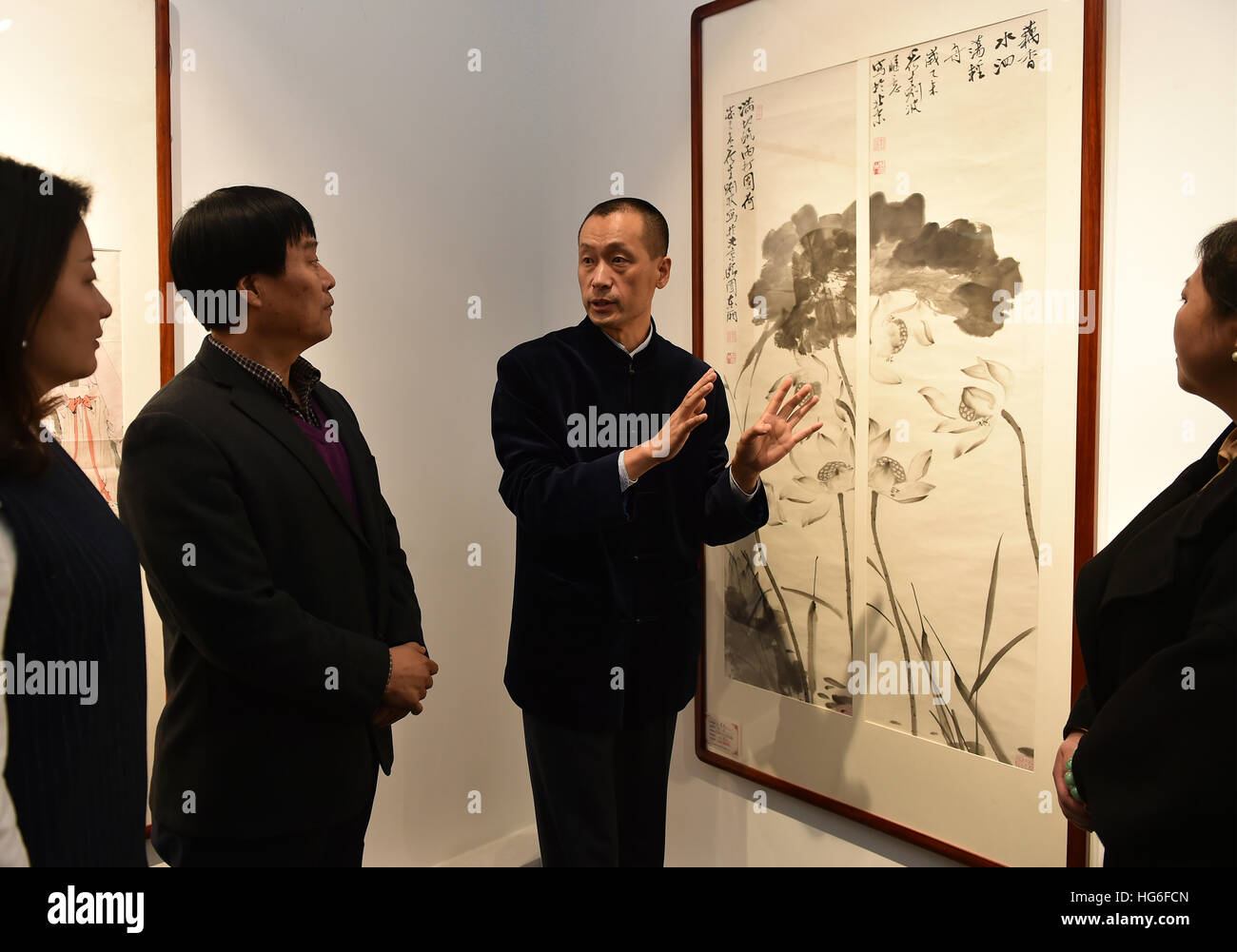 Taiyuan cinese nella provincia di Shanxi. Gen 5, 2017. Artista Liu Bo (3 L) introduce il suo lavoro nella sua pittura e calligrafia mostra di Taiyuan, nel nord della Cina di nella provincia di Shanxi, 5 gennaio 2017. © Cao Yang/Xinhua/Alamy Live News Foto Stock