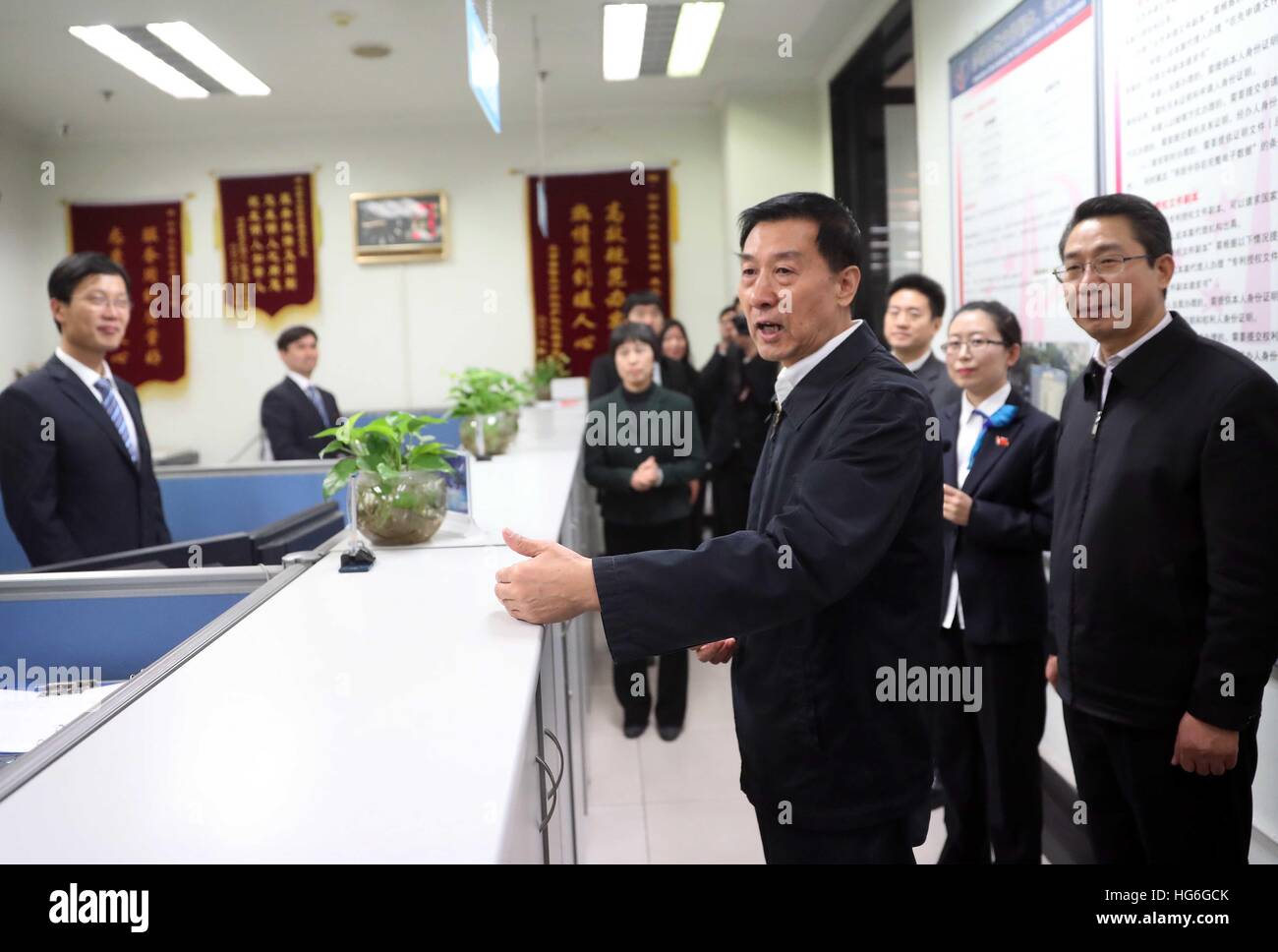 Pechino, Cina. Gen 5, 2017. La Cina del Consigliere di Stato Wang Yong ispeziona lo stato della proprietà intellettuale ufficio a Pechino, capitale della Cina, 5 gennaio 2017. © Liu Weibing/Xinhua/Alamy Live News Foto Stock