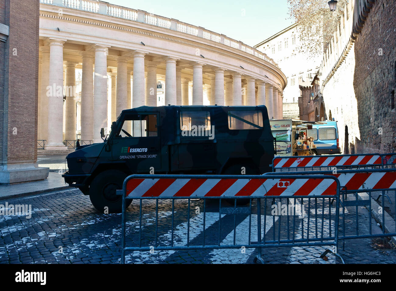 Città del Vaticano, Stato del Vaticano. Europa. L'esercito italiano pattuglia Piazza San Pietro durante le vacanze di Natale. Vista posteriore del colonnato di San Pietro. Roma, Italia, Unione europea, UE. Credit: Glenstar/Alamy Live News Foto Stock