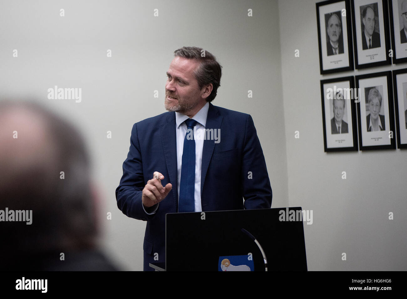 Torshavn, Isole Faerøer. Gen 5, 2017. Il ministro danese degli affari esteri Anders SAMUELSEN (foto) delle isole Faeroeer incontra il ministro del commercio e degli affari esteri Poul Michelsen a Torshavn presso le isole Faerøer. La riunione è stata parte del Ministero danese degli Affari Esteri riunione annuale a Torshavn e i due ministri hanno avuto una serie di colloqui su un eventuale futuro Faroese accordo commerciale con l'UE, l'Artico e la politica internazionale. Credito: Gonzales foto/Alamy Live News Foto Stock