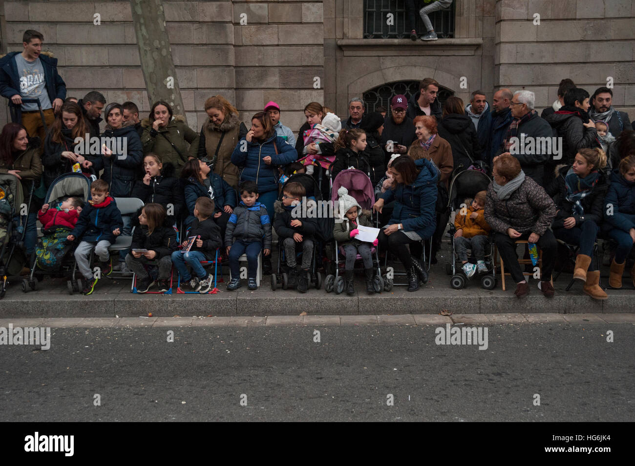 Barcellona, in Catalogna, Spagna. 05 gen 2017. Un gruppo di bambini sono seduti in attesa dell'arrivo dei tre relè Magica di Barcellona. Si tratta di un corteo che simbolizza la venuta dei Magi a Betlemme dopo la nascita di Gesù. In Spagna e in molti paesi dell America Latina Epifania è il giorno in cui i doni vengono scambiati. © Charlie Perez / Alamy Foto Stock