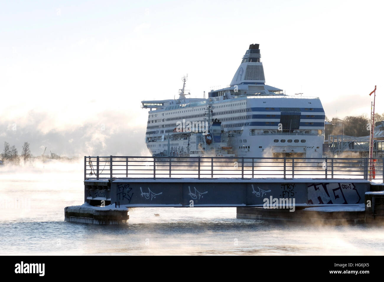 (170106) -- HELSINKI, Gennaio 6, 2017 (Xinhua) -- mare fumo è visto a sud del porto di Helsinki, Finlandia, 5 gennaio 2017. Nei primi giorni del nuovo anno la Finlandia ha riscontrato un calo improvviso a temperature invernali. Le autorità hanno dato "frost avvisi' per ricordare i residenti per mantenere caldo e per evitare rischi di impatto sulla salute. Nella città capitale di Helsinki, situato nella costa sud zona, la temperatura è scesa a meno di meno 19 gradi Celsius inizio venerdì, mentre in Muonio, northwestern Lapponia, la temperatura era meno 40 gradi Celsius giovedì. (Xinhua/Sergei Stepanov) Foto Stock