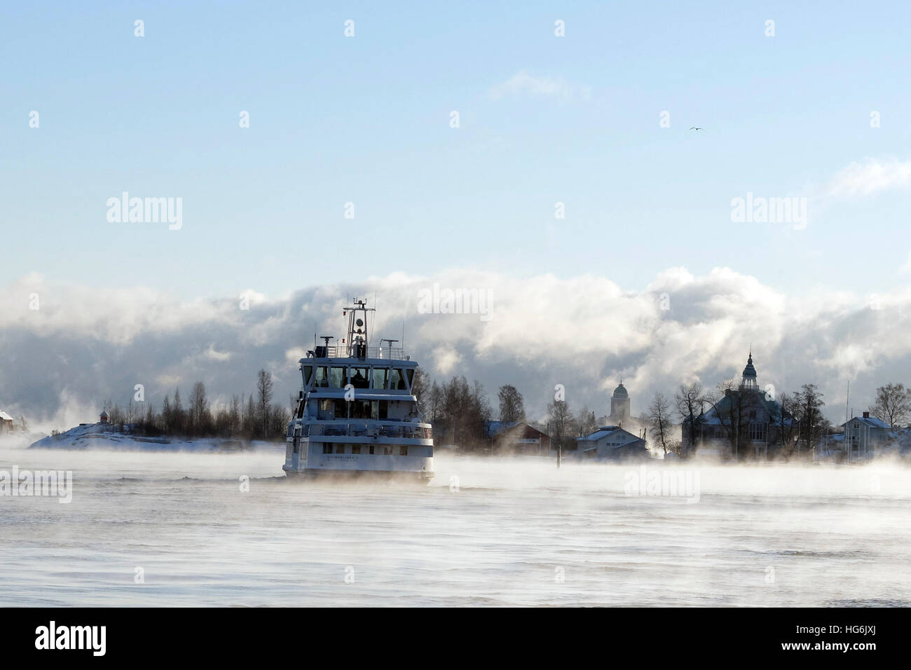 (170106) -- HELSINKI, Gennaio 6, 2017 (Xinhua) -- mare fumo è visto a sud del porto di Helsinki, Finlandia, 5 gennaio 2017. Nei primi giorni del nuovo anno la Finlandia ha riscontrato un calo improvviso a temperature invernali. Le autorità hanno dato "frost avvisi' per ricordare i residenti per mantenere caldo e per evitare rischi di impatto sulla salute. Nella città capitale di Helsinki, situato nella costa sud zona, la temperatura è scesa a meno di meno 19 gradi Celsius inizio venerdì, mentre in Muonio, northwestern Lapponia, la temperatura era meno 40 gradi Celsius giovedì. (Xinhua/Sergei Stepanov) Foto Stock