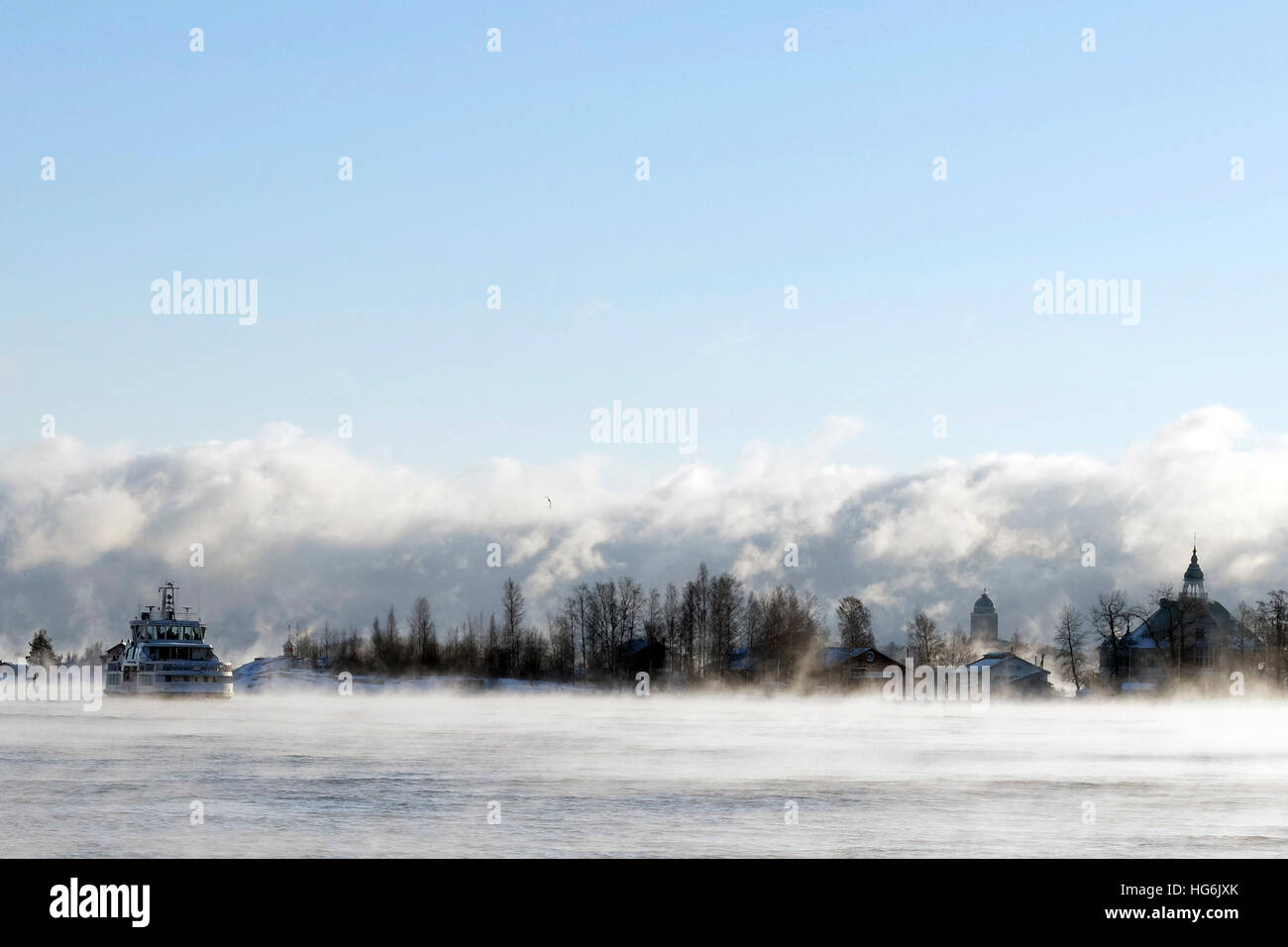 (170106) -- HELSINKI, Gennaio 6, 2017 (Xinhua) -- mare fumo è visto a sud del porto di Helsinki, Finlandia, 5 gennaio 2017. Nei primi giorni del nuovo anno la Finlandia ha riscontrato un calo improvviso a temperature invernali. Le autorità hanno dato "frost avvisi' per ricordare i residenti per mantenere caldo e per evitare rischi di impatto sulla salute. Nella città capitale di Helsinki, situato nella costa sud zona, la temperatura è scesa a meno di meno 19 gradi Celsius inizio venerdì, mentre in Muonio, northwestern Lapponia, la temperatura era meno 40 gradi Celsius giovedì. (Xinhua/Sergei Stepanov) Foto Stock