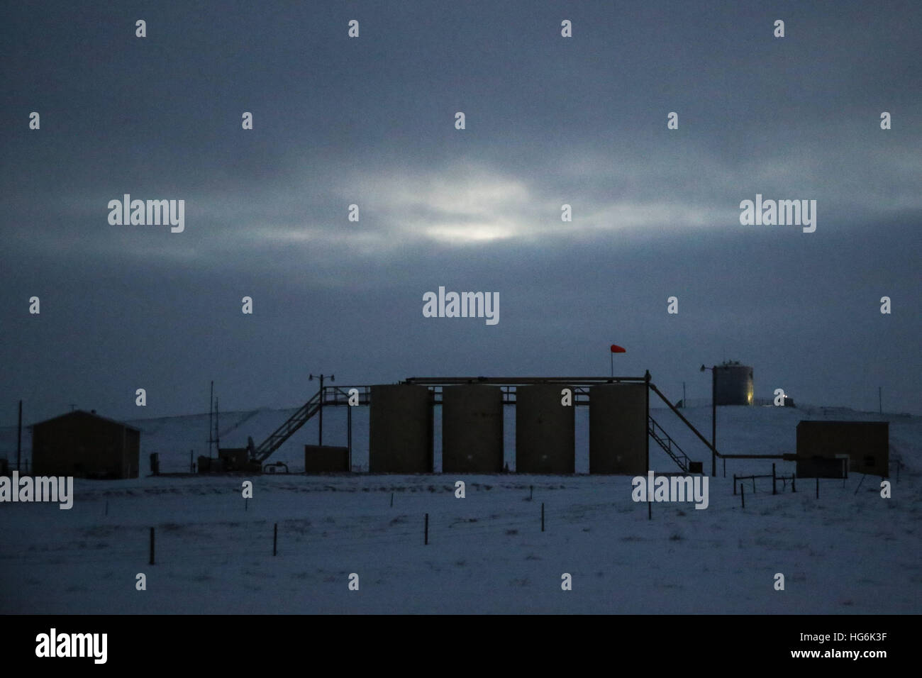 Bismarck, il Dakota del Nord, Stati Uniti d'America. Gen 5, 2017. Serbatoi di olio sono visibili lungo la Interstate 94 in Bakken, formazione vicino Dickinson, North Dakota. © Joel Angelo Juarez/ZUMA filo/Alamy Live News Foto Stock