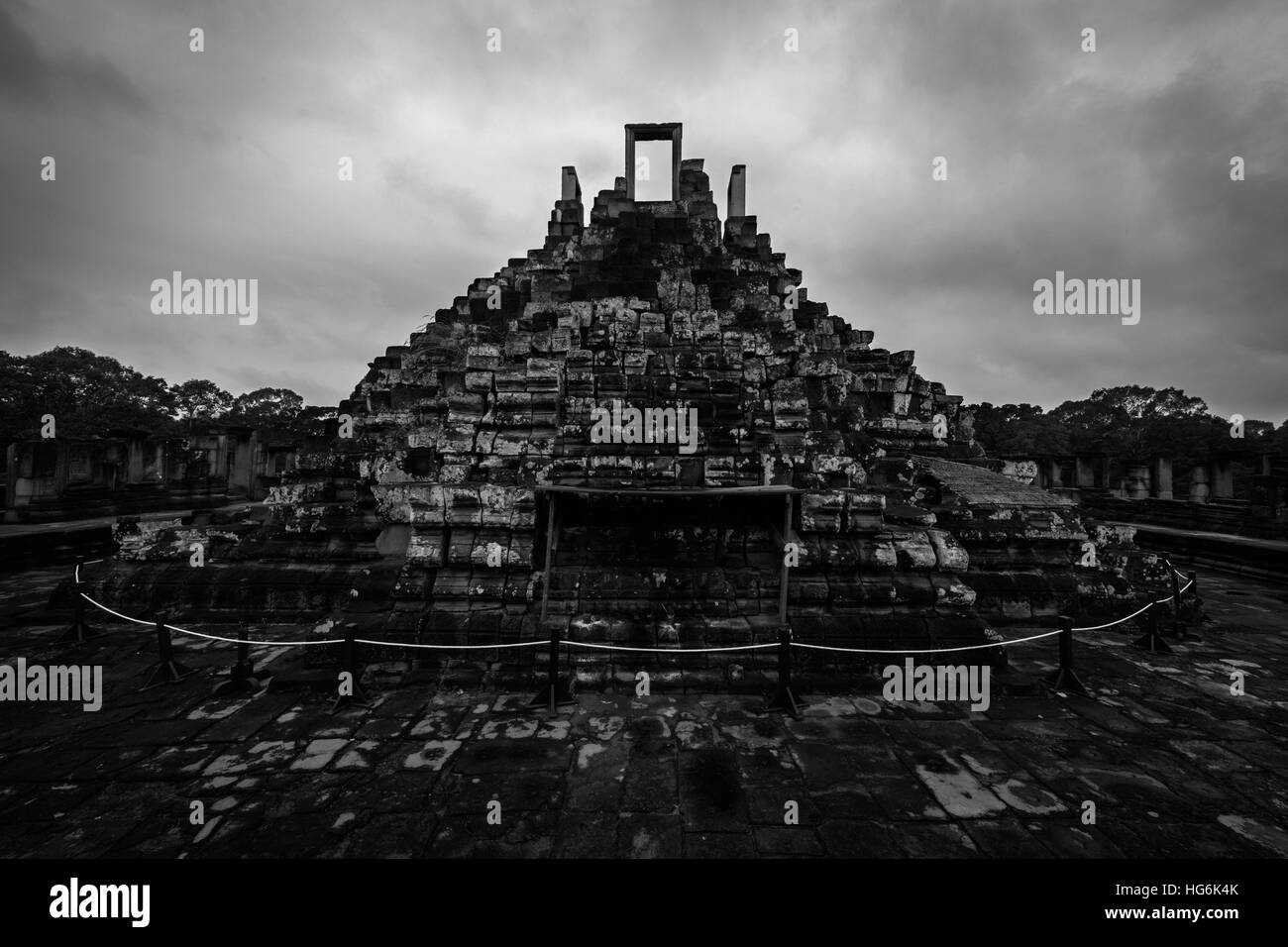 Siem Reap, Siem Reap, Cina. Il 6 gennaio, 2017. Immagine in bianco e nero di Angkor Wat in Siem Reap, Cambogia. Si tratta di un complesso tempio in Cambogia e il più grande monumento religioso nel mondo, con la misurazione del sito 162,6 ettari. Esso è stato originariamente costruito come un tempio indù di dio Vishnu per l'Impero Khmer, trasformando progressivamente in un tempio buddista verso la fine del XII secolo. © SIPA Asia/ZUMA filo/Alamy Live News Foto Stock