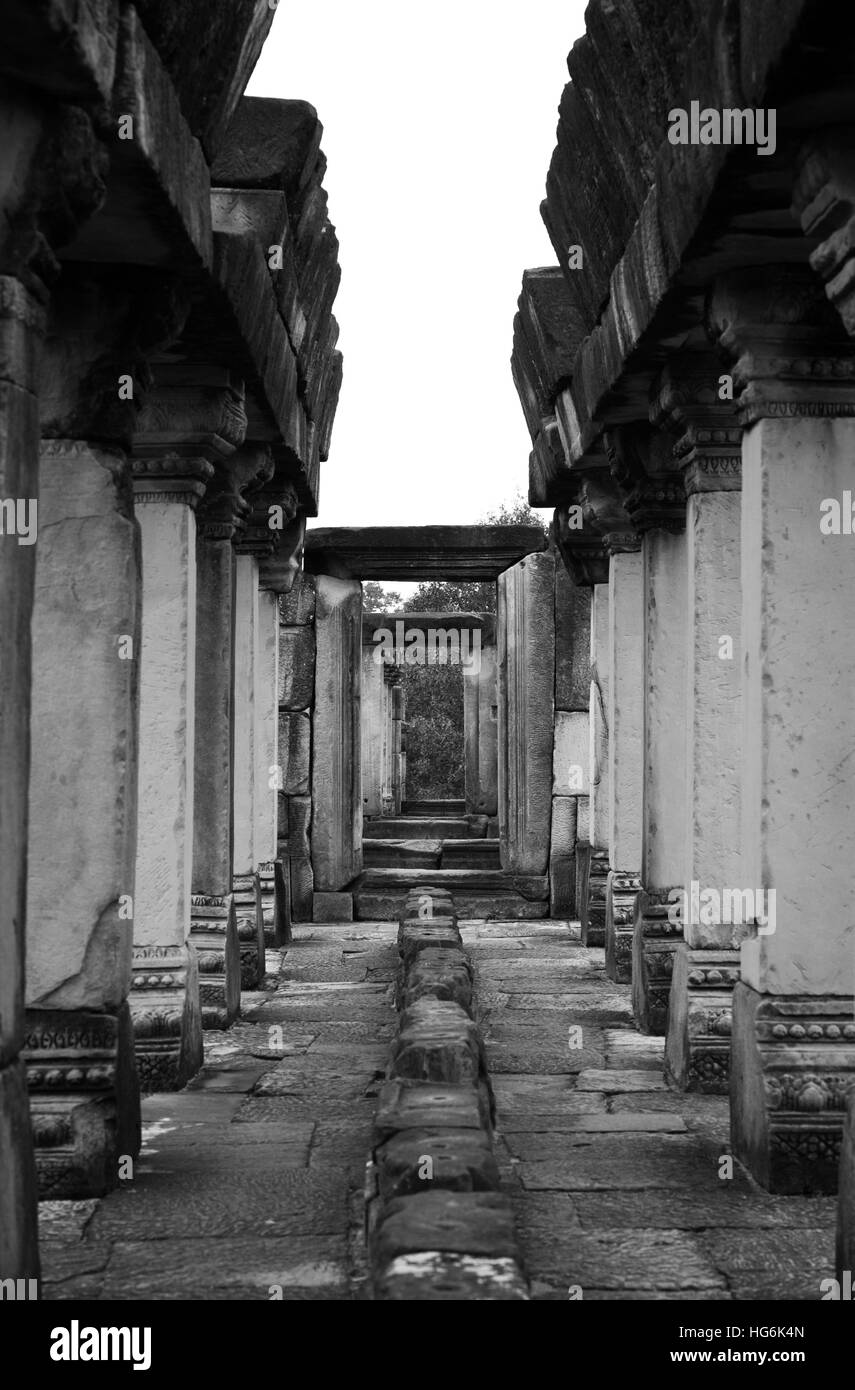 Siem Reap, Siem Reap, Cina. Il 6 gennaio, 2017. Immagine in bianco e nero di Angkor Wat in Siem Reap, Cambogia. Si tratta di un complesso tempio in Cambogia e il più grande monumento religioso nel mondo, con la misurazione del sito 162,6 ettari. Esso è stato originariamente costruito come un tempio indù di dio Vishnu per l'Impero Khmer, trasformando progressivamente in un tempio buddista verso la fine del XII secolo. © SIPA Asia/ZUMA filo/Alamy Live News Foto Stock