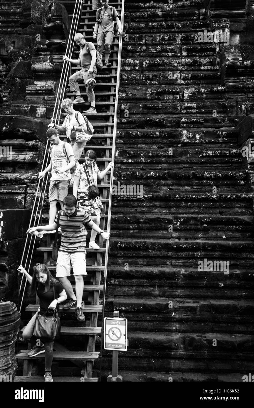 Siem Reap, Siem Reap, Cina. Il 6 gennaio, 2017. Immagine in bianco e nero di Angkor Wat in Siem Reap, Cambogia. Si tratta di un complesso tempio in Cambogia e il più grande monumento religioso nel mondo, con la misurazione del sito 162,6 ettari. Esso è stato originariamente costruito come un tempio indù di dio Vishnu per l'Impero Khmer, trasformando progressivamente in un tempio buddista verso la fine del XII secolo. © SIPA Asia/ZUMA filo/Alamy Live News Foto Stock