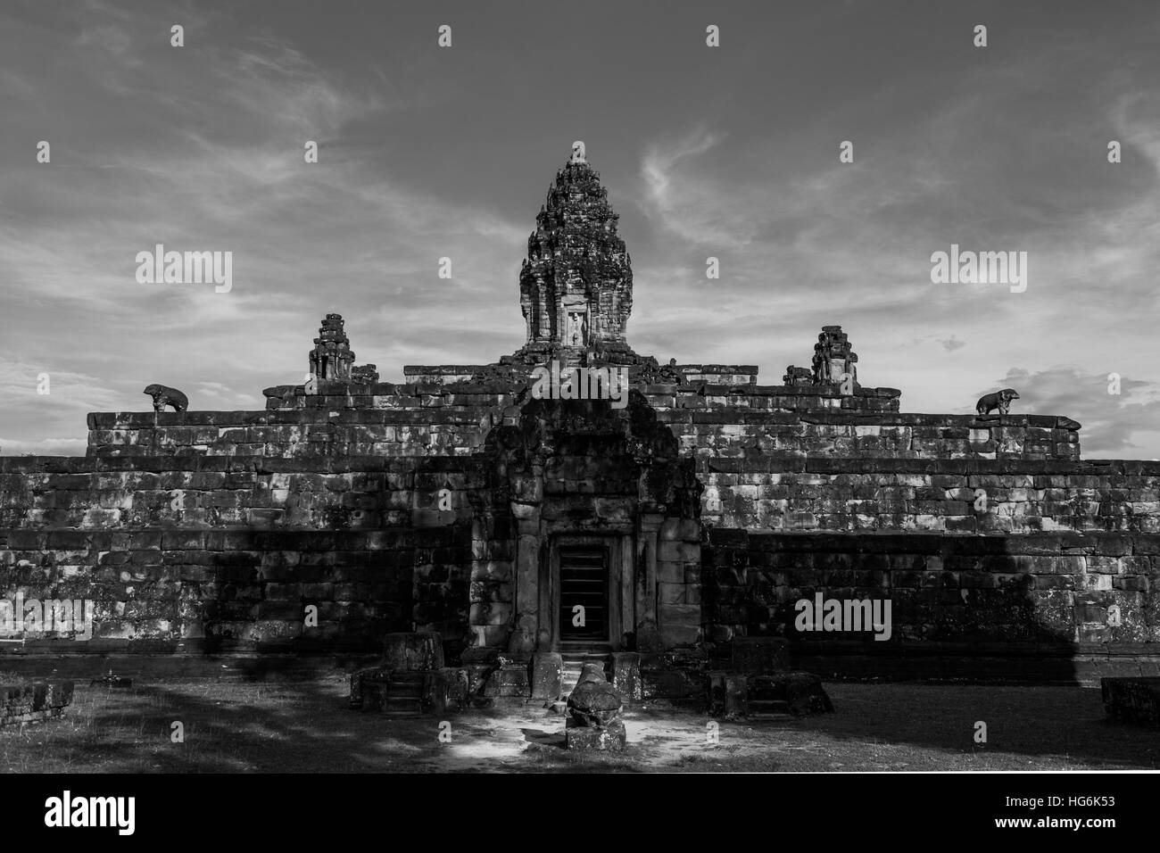 Siem Reap, Siem Reap, Cina. Il 6 gennaio, 2017. Immagine in bianco e nero di Angkor Wat in Siem Reap, Cambogia. Si tratta di un complesso tempio in Cambogia e il più grande monumento religioso nel mondo, con la misurazione del sito 162,6 ettari. Esso è stato originariamente costruito come un tempio indù di dio Vishnu per l'Impero Khmer, trasformando progressivamente in un tempio buddista verso la fine del XII secolo. © SIPA Asia/ZUMA filo/Alamy Live News Foto Stock