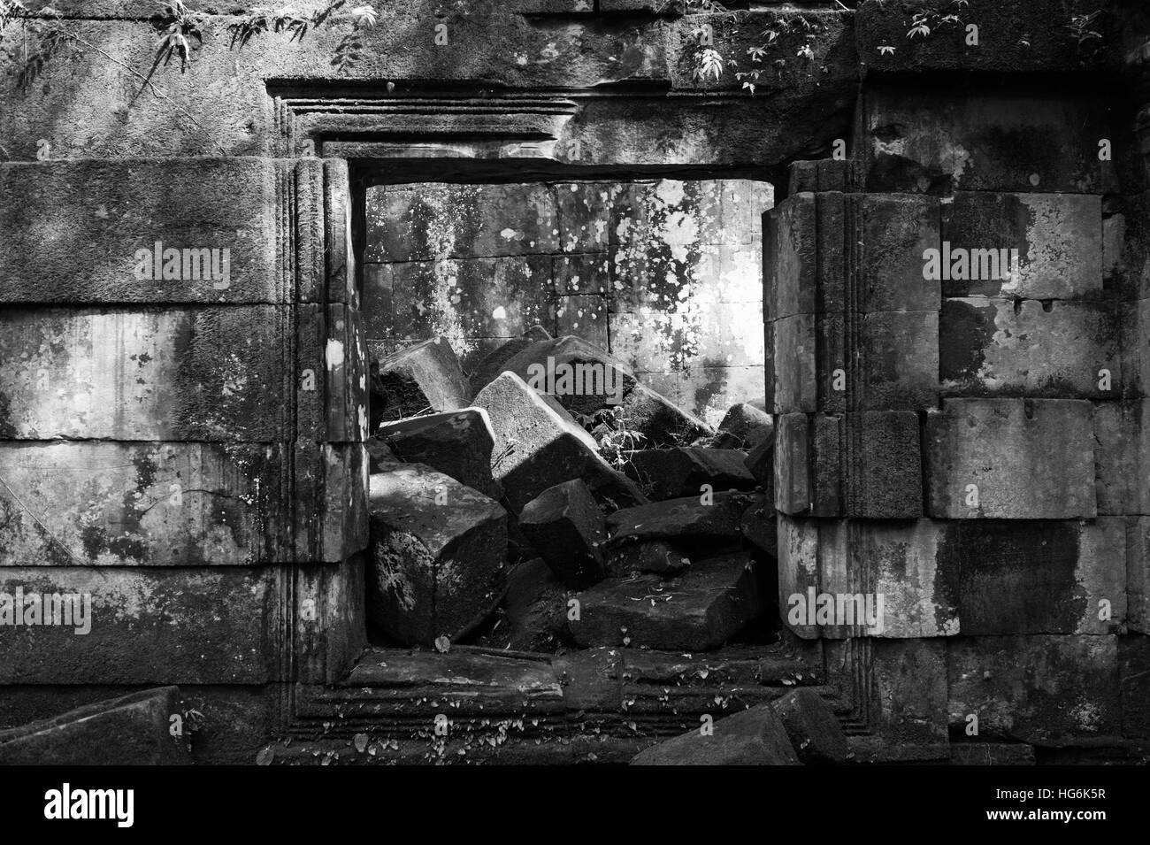 Siem Reap, Siem Reap, Cina. Il 6 gennaio, 2017. Immagine in bianco e nero di Angkor Wat in Siem Reap, Cambogia. Si tratta di un complesso tempio in Cambogia e il più grande monumento religioso nel mondo, con la misurazione del sito 162,6 ettari. Esso è stato originariamente costruito come un tempio indù di dio Vishnu per l'Impero Khmer, trasformando progressivamente in un tempio buddista verso la fine del XII secolo. © SIPA Asia/ZUMA filo/Alamy Live News Foto Stock