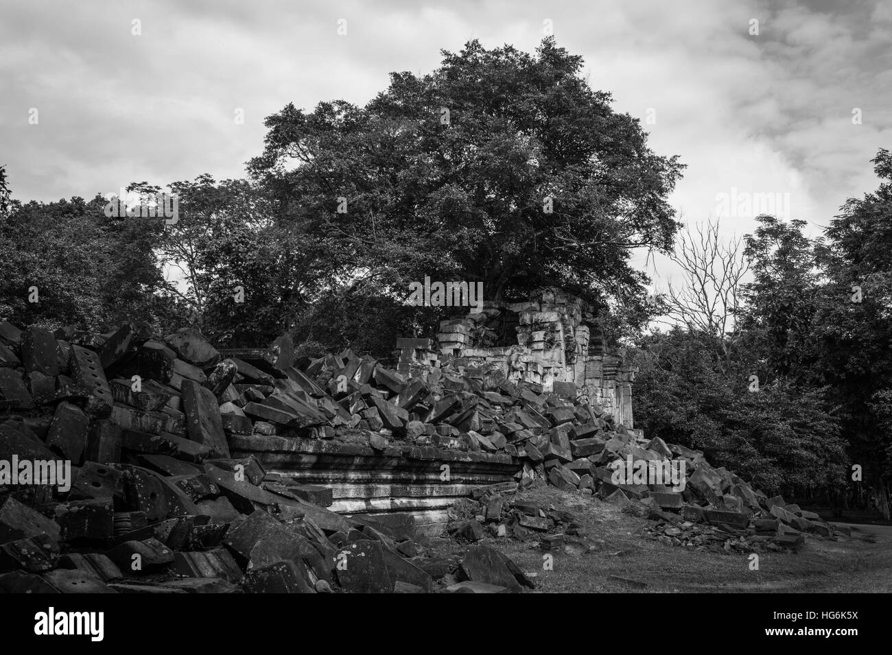 Siem Reap, Siem Reap, Cina. Il 6 gennaio, 2017. Immagine in bianco e nero di Angkor Wat in Siem Reap, Cambogia. Si tratta di un complesso tempio in Cambogia e il più grande monumento religioso nel mondo, con la misurazione del sito 162,6 ettari. Esso è stato originariamente costruito come un tempio indù di dio Vishnu per l'Impero Khmer, trasformando progressivamente in un tempio buddista verso la fine del XII secolo. © SIPA Asia/ZUMA filo/Alamy Live News Foto Stock