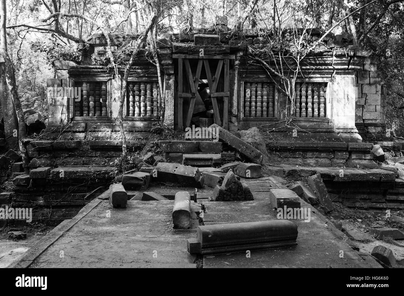 Siem Reap, Siem Reap, Cina. Il 6 gennaio, 2017. Immagine in bianco e nero di Angkor Wat in Siem Reap, Cambogia. Si tratta di un complesso tempio in Cambogia e il più grande monumento religioso nel mondo, con la misurazione del sito 162,6 ettari. Esso è stato originariamente costruito come un tempio indù di dio Vishnu per l'Impero Khmer, trasformando progressivamente in un tempio buddista verso la fine del XII secolo. © SIPA Asia/ZUMA filo/Alamy Live News Foto Stock
