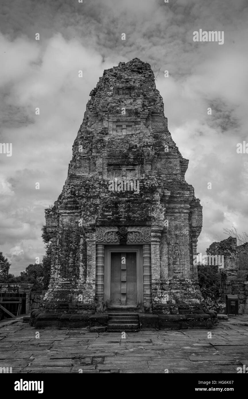 Siem Reap, Siem Reap, Cina. Il 6 gennaio, 2017. Immagine in bianco e nero di Angkor Wat in Siem Reap, Cambogia. Si tratta di un complesso tempio in Cambogia e il più grande monumento religioso nel mondo, con la misurazione del sito 162,6 ettari. Esso è stato originariamente costruito come un tempio indù di dio Vishnu per l'Impero Khmer, trasformando progressivamente in un tempio buddista verso la fine del XII secolo. © SIPA Asia/ZUMA filo/Alamy Live News Foto Stock