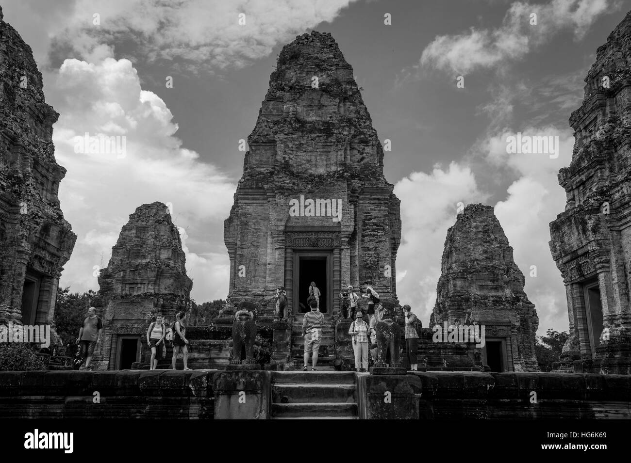 Siem Reap, Siem Reap, Cina. Il 6 gennaio, 2017. Immagine in bianco e nero di Angkor Wat in Siem Reap, Cambogia. Si tratta di un complesso tempio in Cambogia e il più grande monumento religioso nel mondo, con la misurazione del sito 162,6 ettari. Esso è stato originariamente costruito come un tempio indù di dio Vishnu per l'Impero Khmer, trasformando progressivamente in un tempio buddista verso la fine del XII secolo. © SIPA Asia/ZUMA filo/Alamy Live News Foto Stock