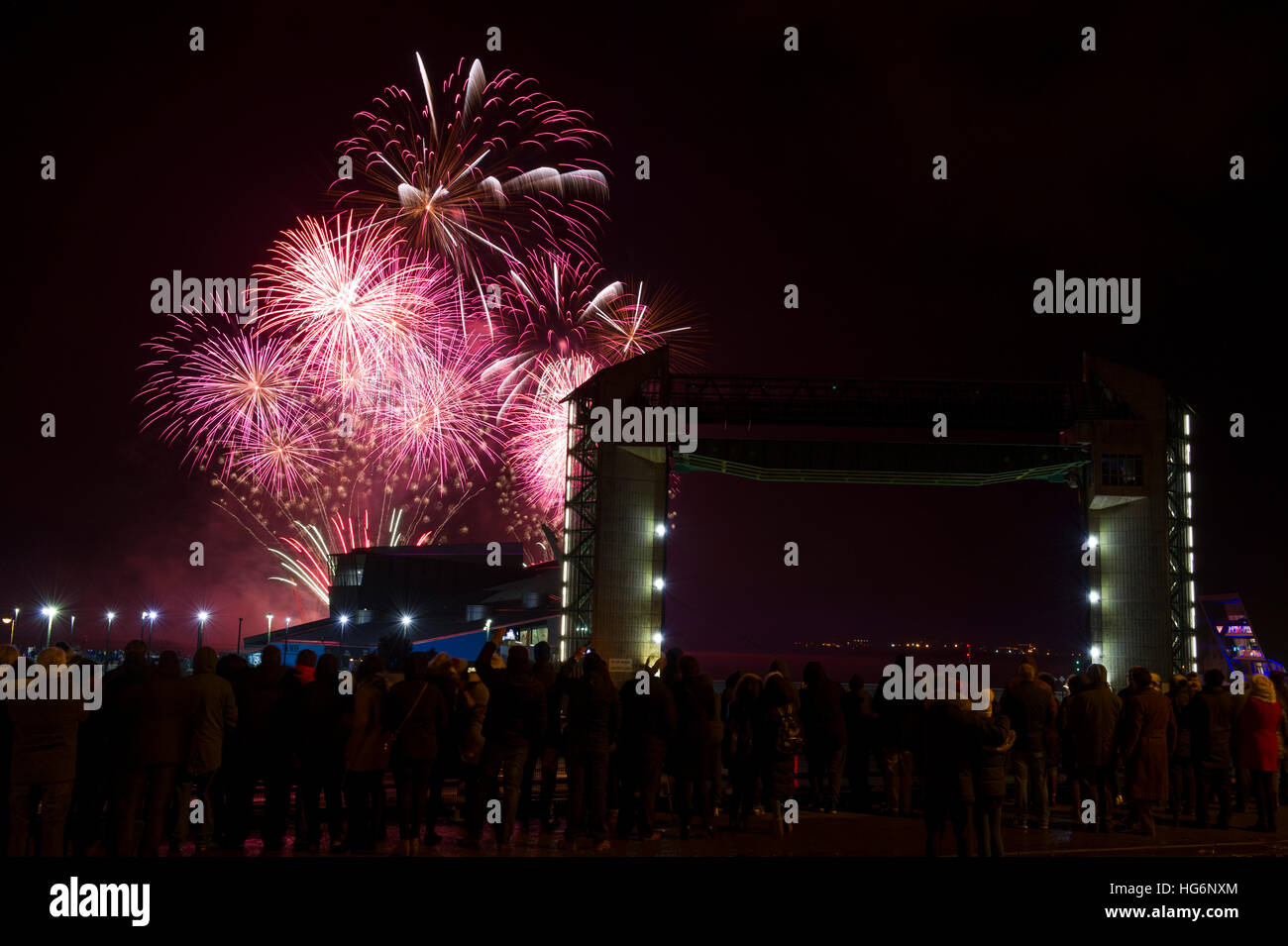 "In con un Bang' Anno nuovo spettacolo di fuochi d'artificio, Humber Estuary, a lanciare Hull città della cultura 2017 celebrazioni Foto Stock