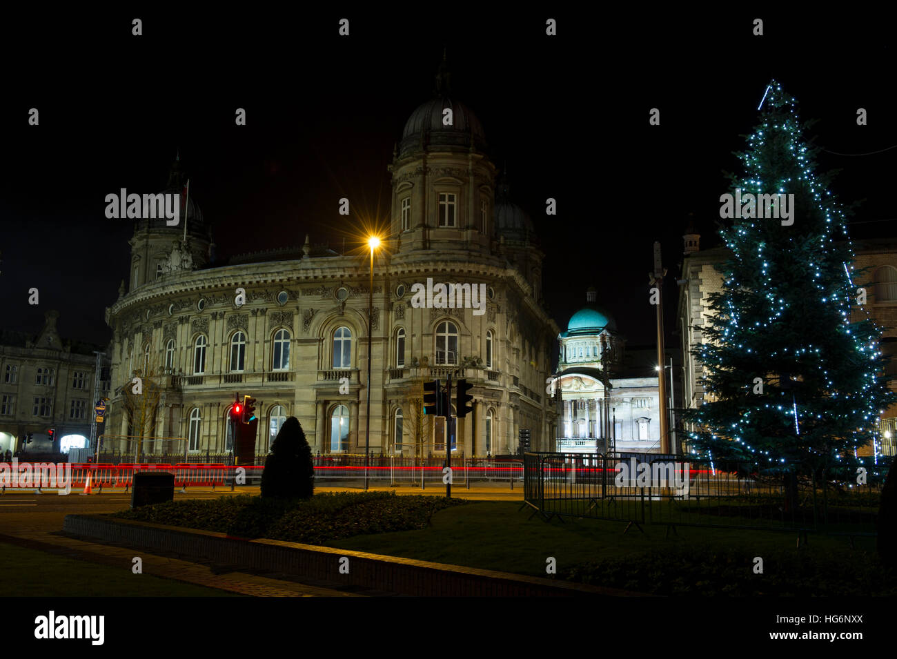 Apertura delle celebrazioni in Hull City della cultura 2017 con un display luminoso proiettato su Hull City Hall e Hull Maritime Museum Foto Stock