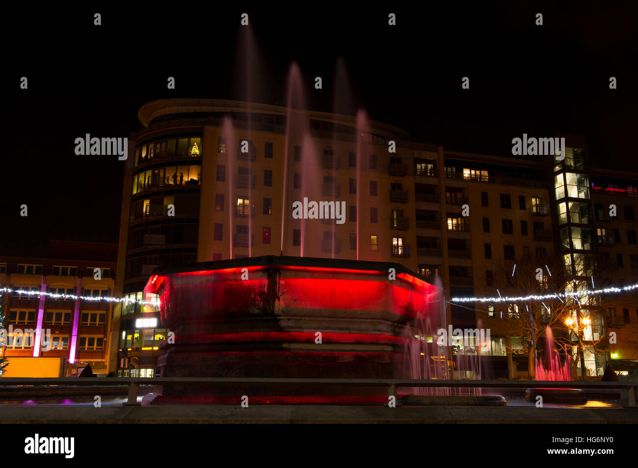Le fontane di notte al di fuori del palazzo della BBC a Queen's Gardens, Hull, città di cultura 2017 Foto Stock