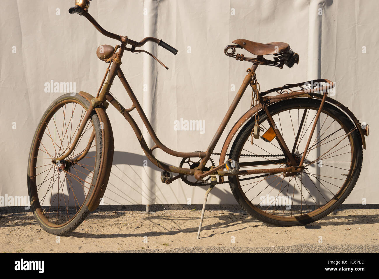 Vecchia bici arrugginita Foto stock - Alamy