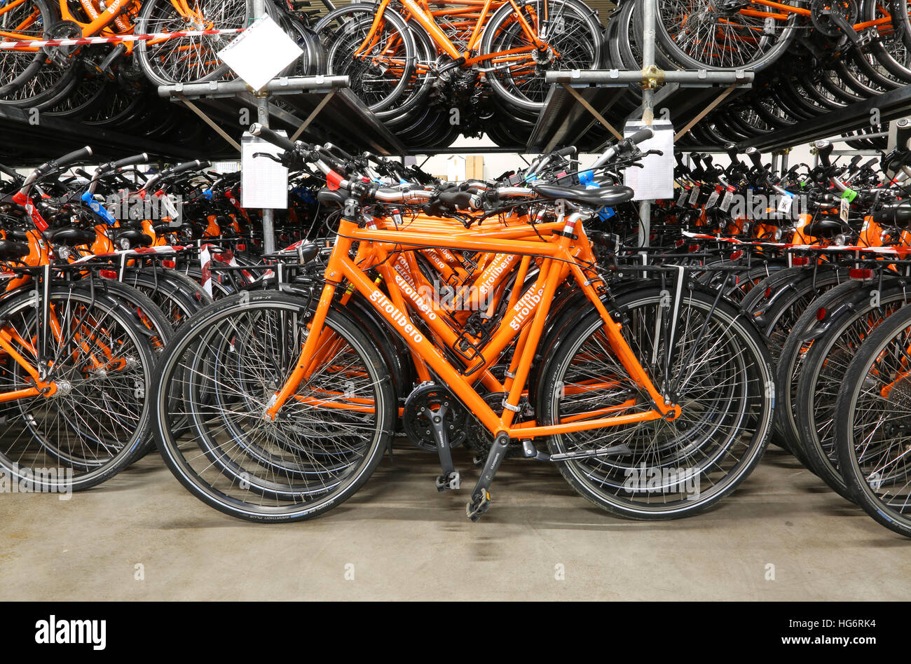 Vicenza, VI, Italia - 1 gennaio 2017: grande magazzino con migliaia di  biciclette della società Girolibero il principale operatore turistico  europeo speci Foto stock - Alamy