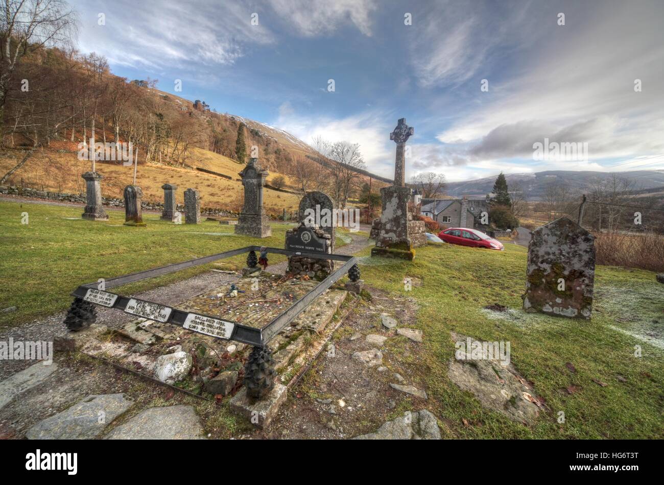 Balquhidder,Sterling,Scozia, Regno Unito - Rob Roy MacGregors rosso luogo di riposo con il cielo drammatico Foto Stock