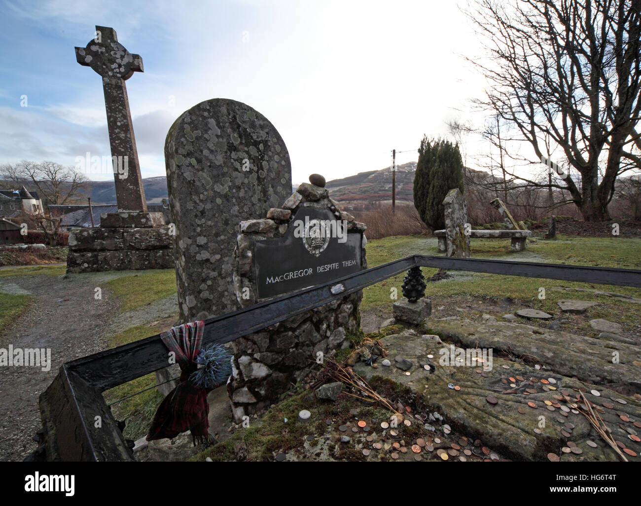 Balquhidder,Sterling,Scozia, Regno Unito - Rob Roy MacGregors rosso luogo di riposo e di croce,monete Foto Stock
