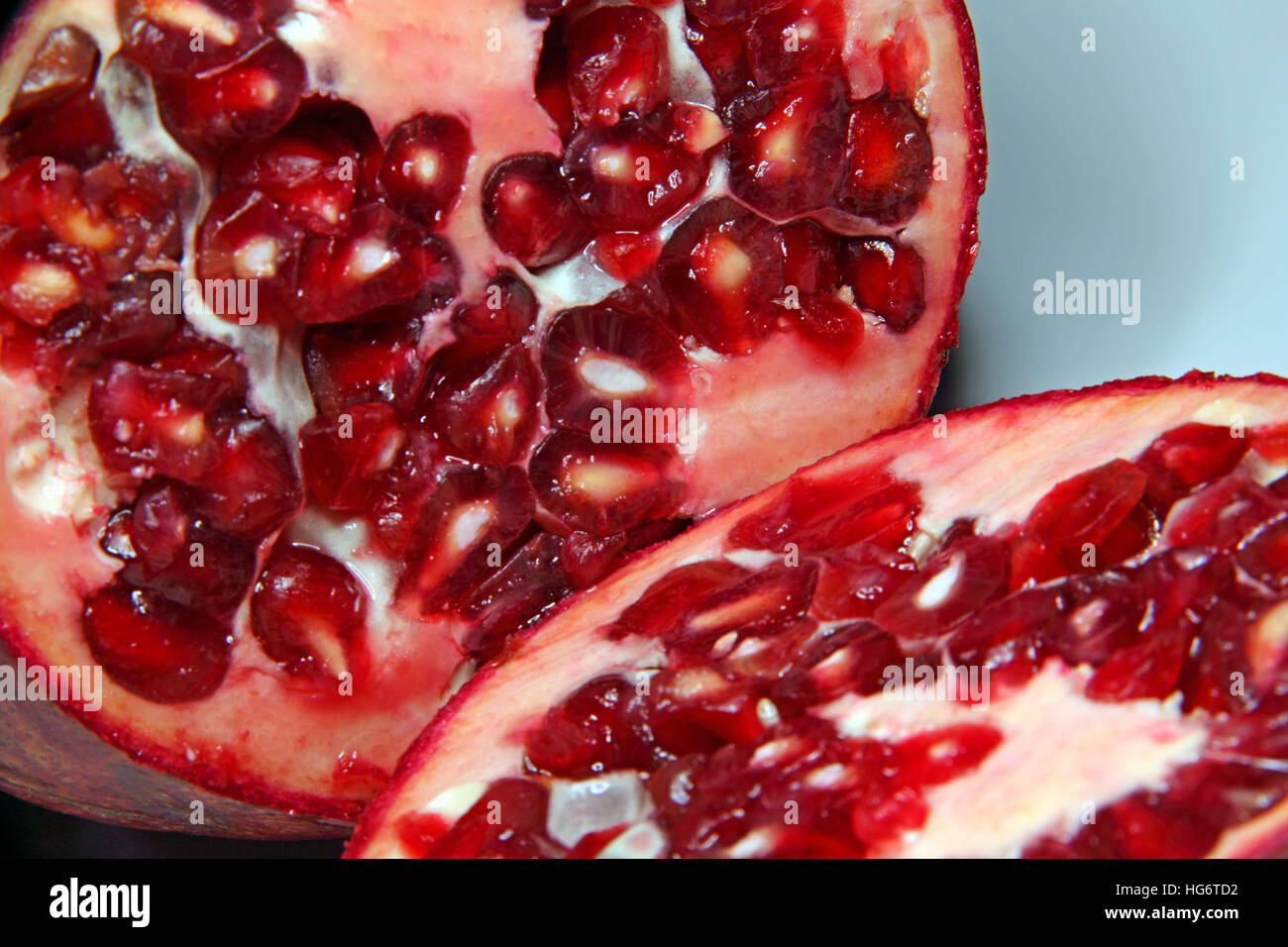 Rosso Melograno - frutta tagliata aperta Foto Stock