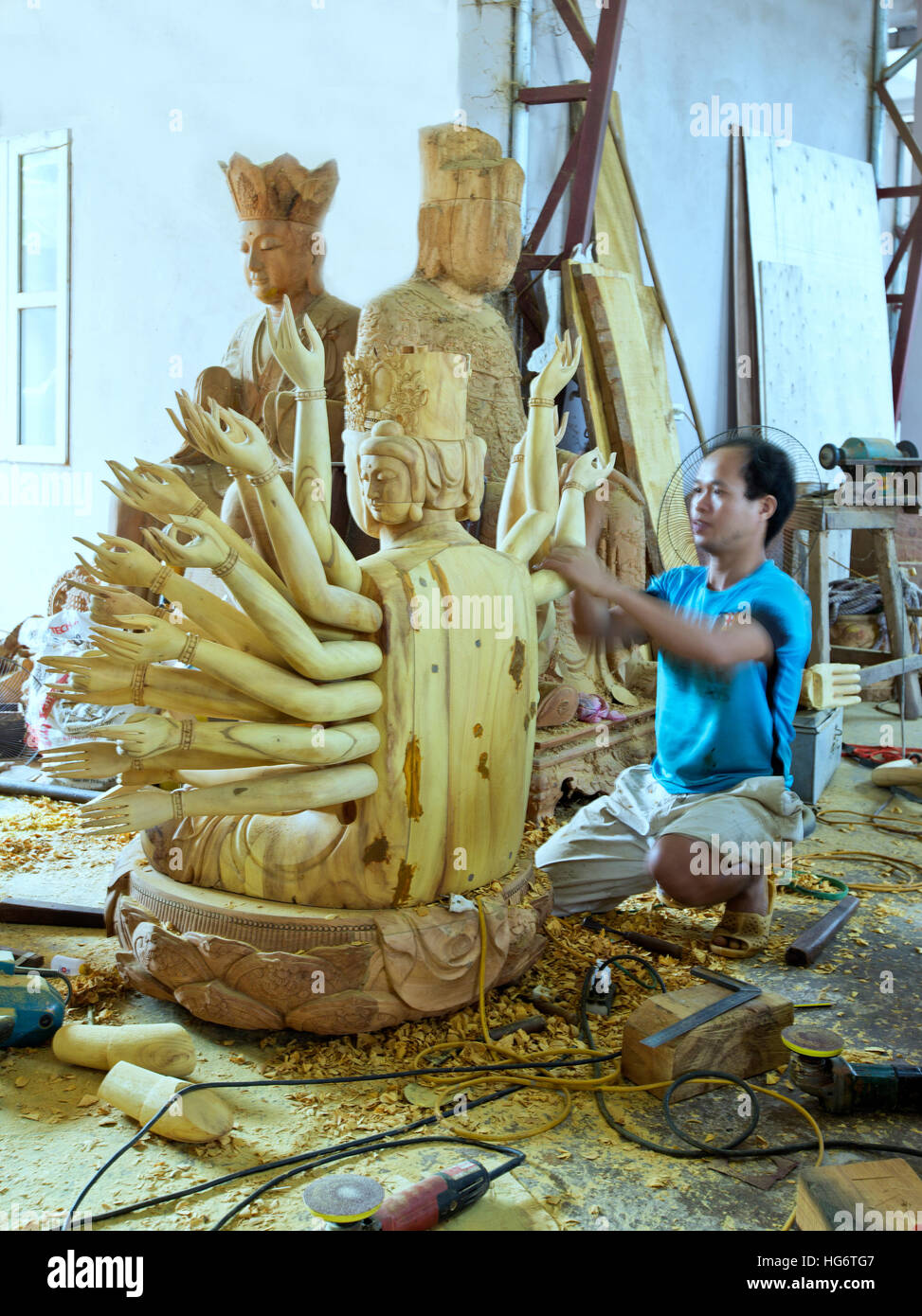 Completare l'intaglio del legno di Avalokiteshvara (Guanyin) 1000 occhi e bracci Dea, noto come "Dea della Misericordia". Dea Madre e patrona dei marinai. Foto Stock