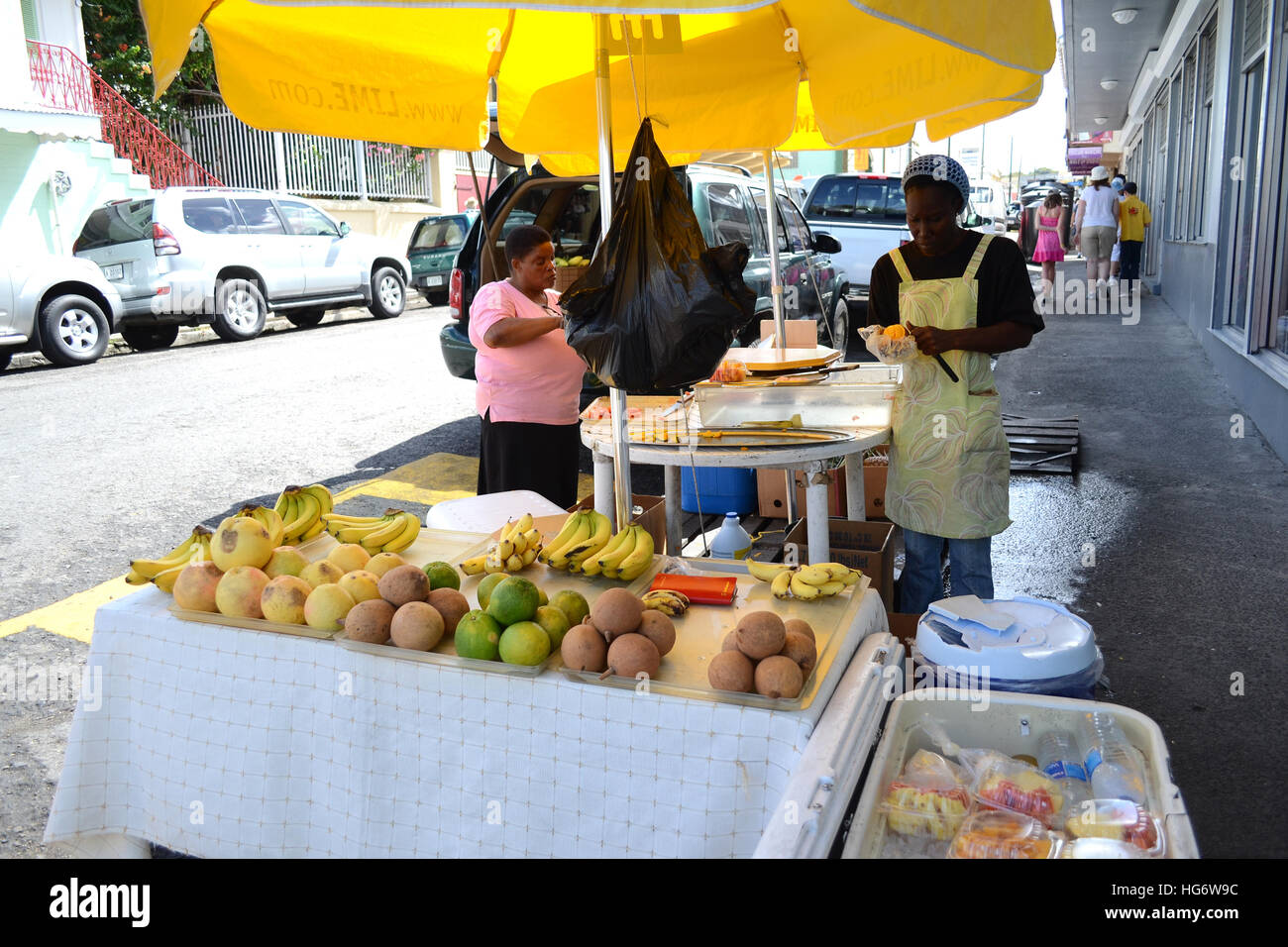 Open air di frutta stand in St. Johns, Antigua. Foto Stock