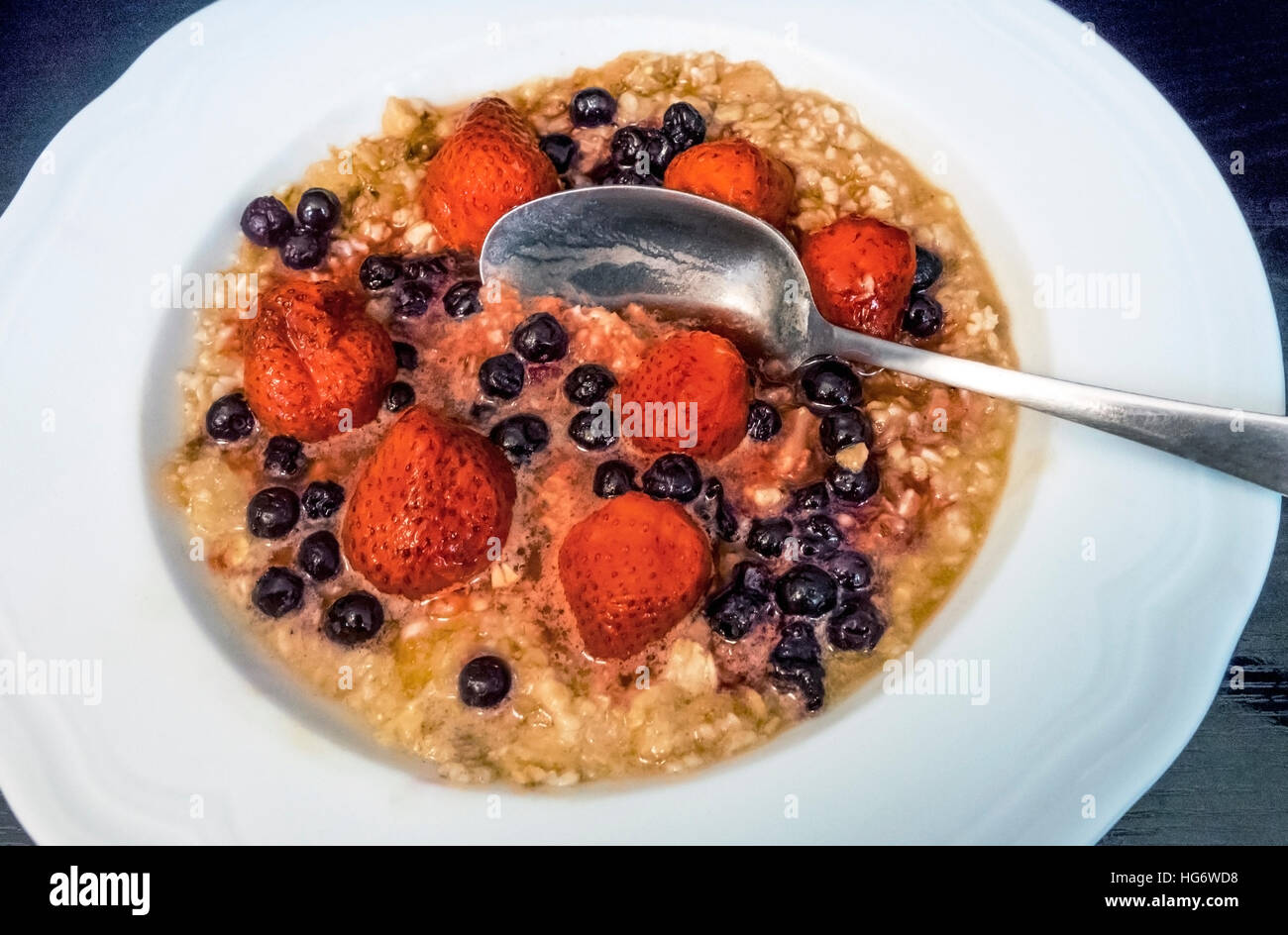 Farina di avena con fragole e mirtilli selvatici, una sana prima colazione Foto Stock
