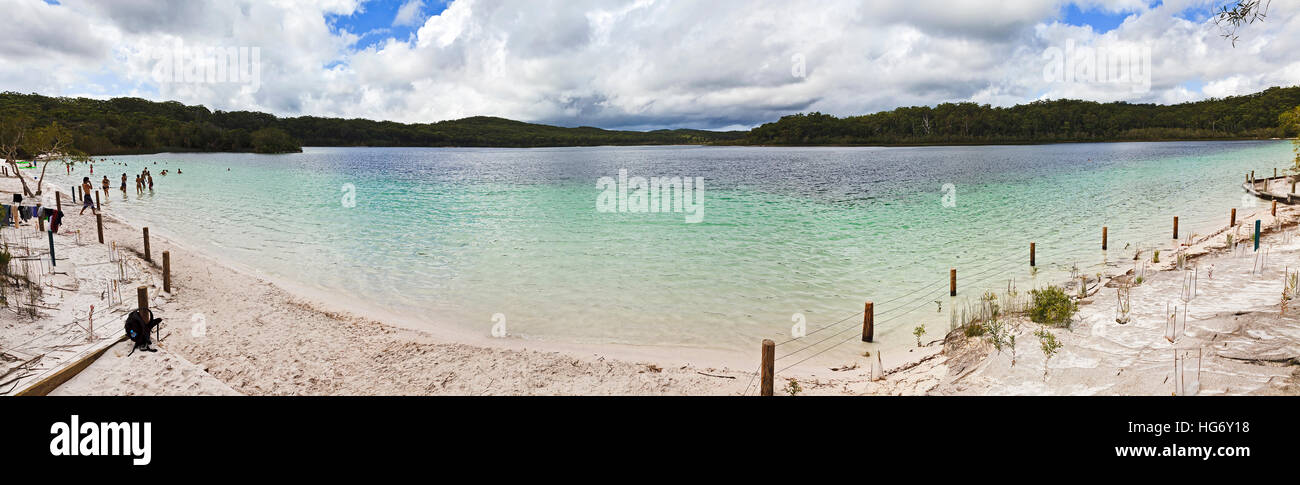 Panorama del lago di MacKenzie unico lago incontaminato su Fraser Island nel Queensland, in Australia. Spiaggia di sabbia bianca e acqua trasparente con l'orizzonte su un sunn Foto Stock