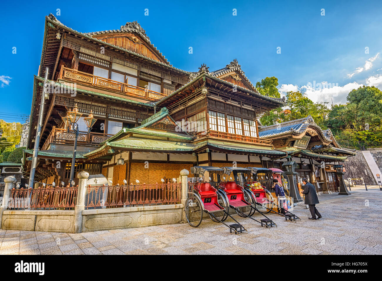 MATSUYAMA, Giappone - 3 dicembre 2012: i lavoratori a Dogo Onsen bath house. Si tratta di uno dei più antichi bagni case nel paese. Foto Stock