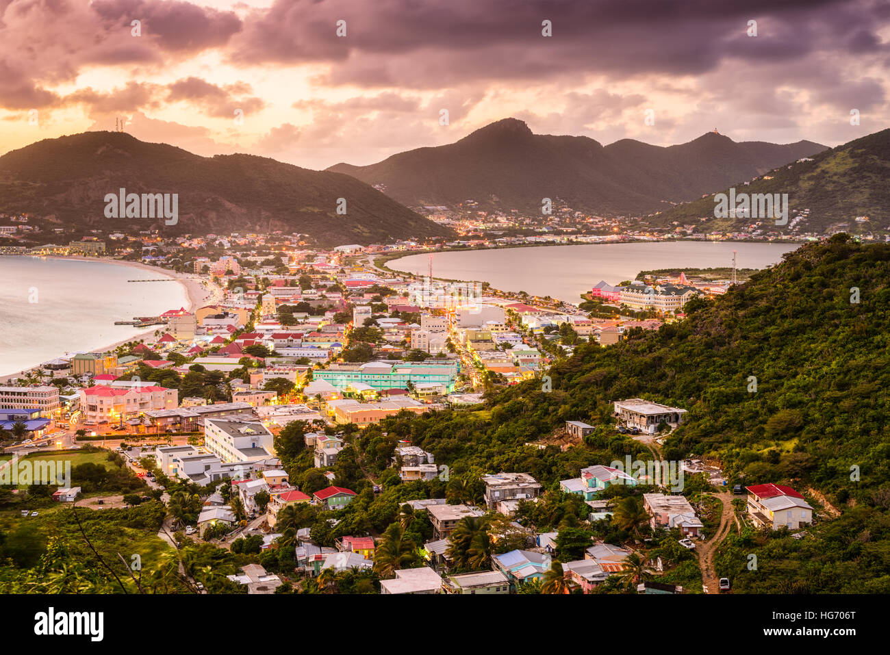 Philipsburg, Sint Maarten, paesaggio urbano di grande baia e il grande stagno di sale. Foto Stock