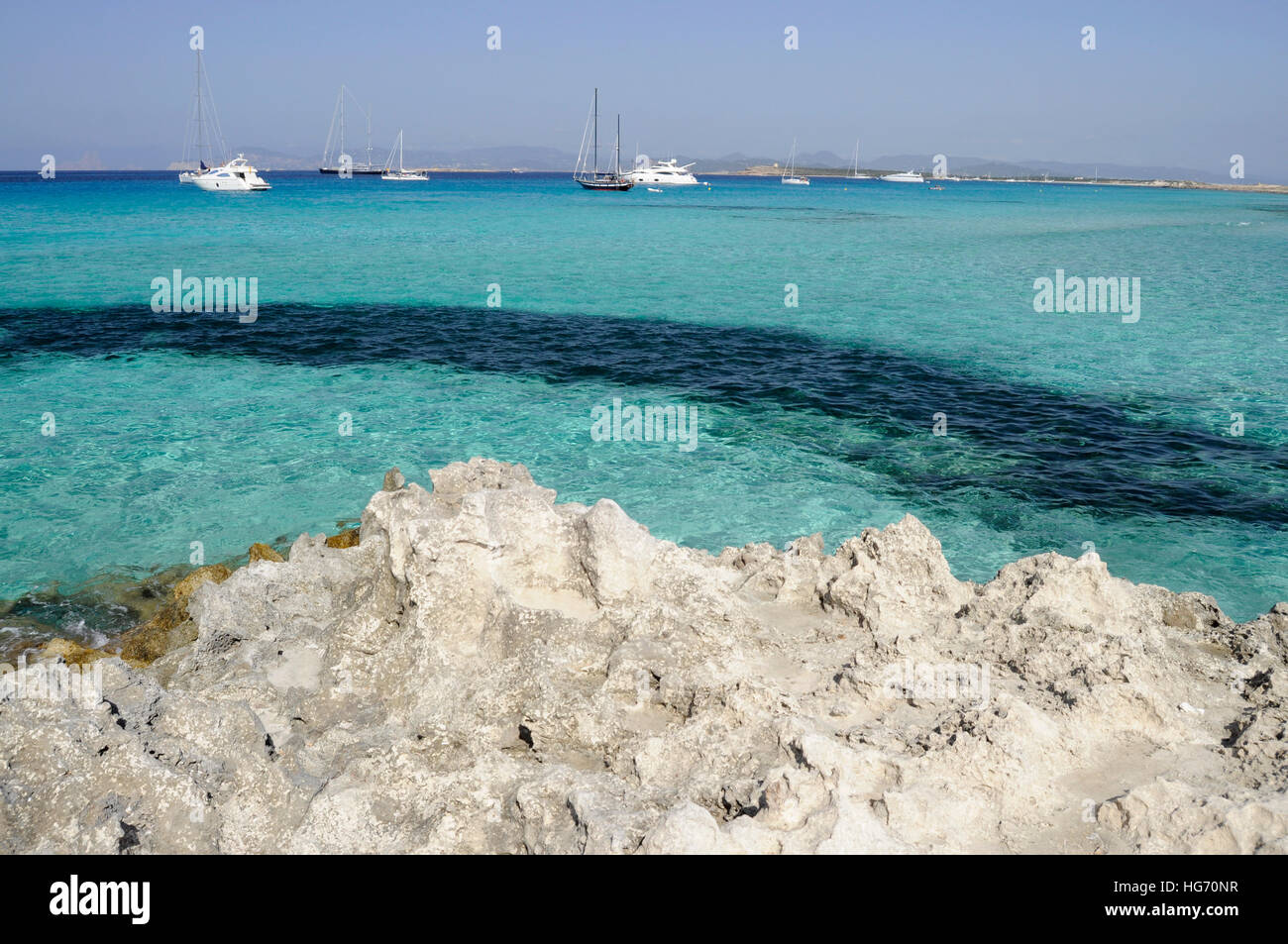Vista dei colori del mare di Formentera con barche al di ancoraggio Foto Stock