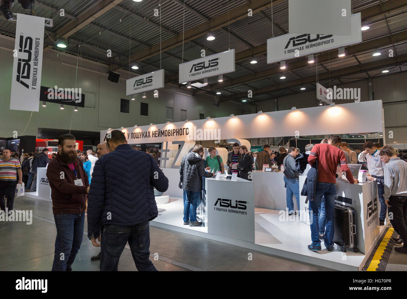 La gente non riconosciuto visita Asus, a Taiwan internazionali basati su computer company stand durante la CEE 2016. Foto Stock
