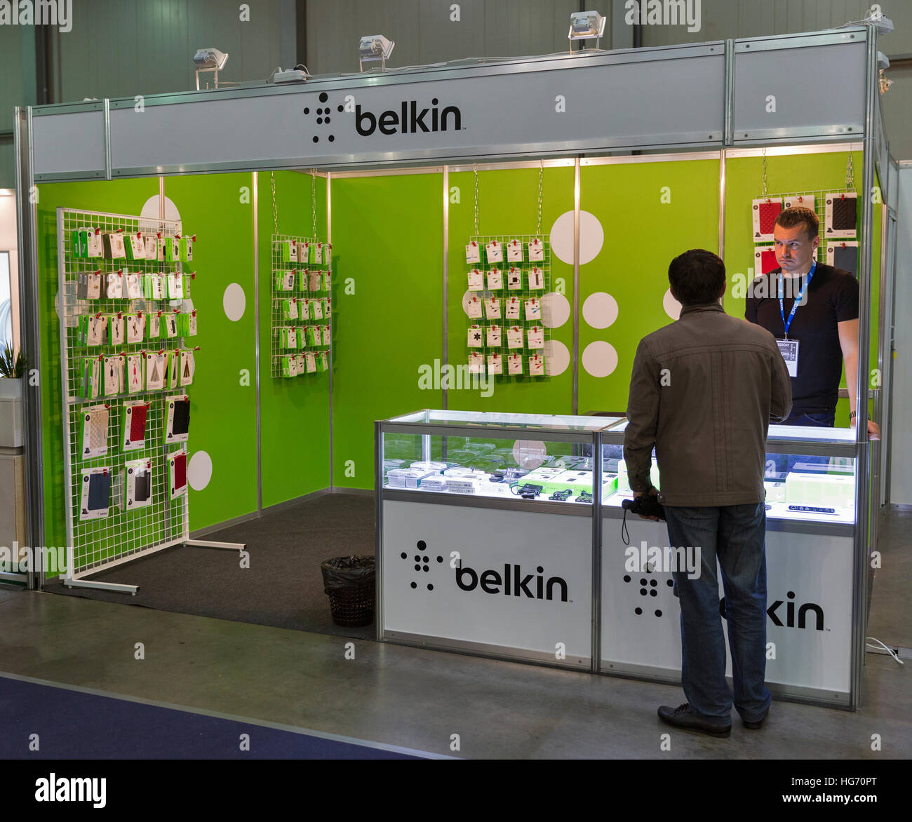 La gente visita Belkin, produttore di elettronica di consumo che si specializza in dispositivi di connettività stand nella CEE 2016. Foto Stock