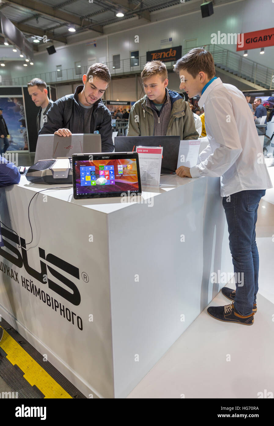 La gente non riconosciuto visita Asus, a Taiwan internazionali basati su computer company stand durante la CEE 2016. Foto Stock