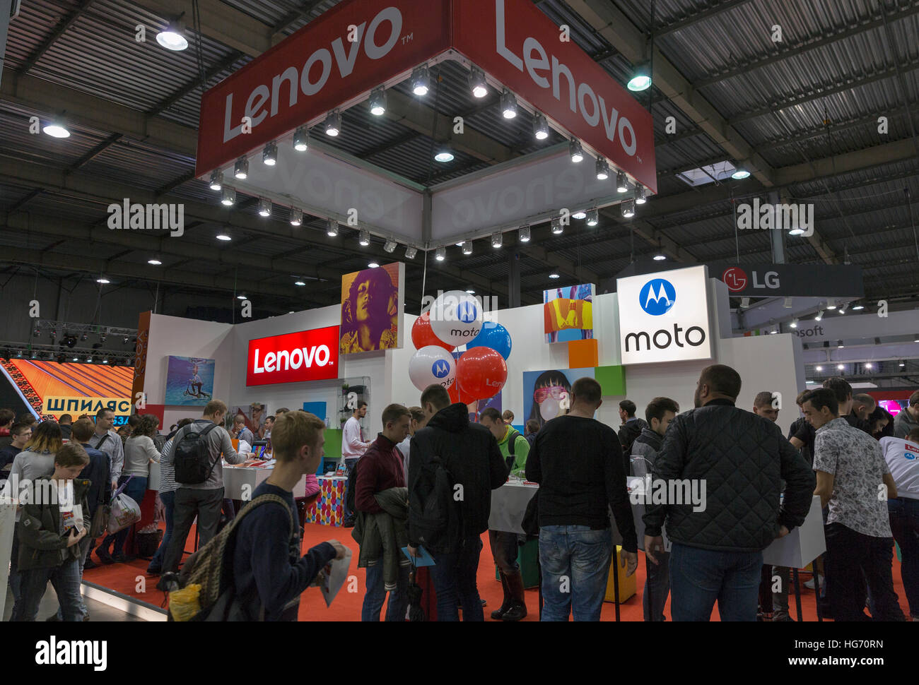 La gente non riconosciuto visitare Lenovo, una multinazionale cinese tecnologia azienda stand durante la CEE 2016. Foto Stock