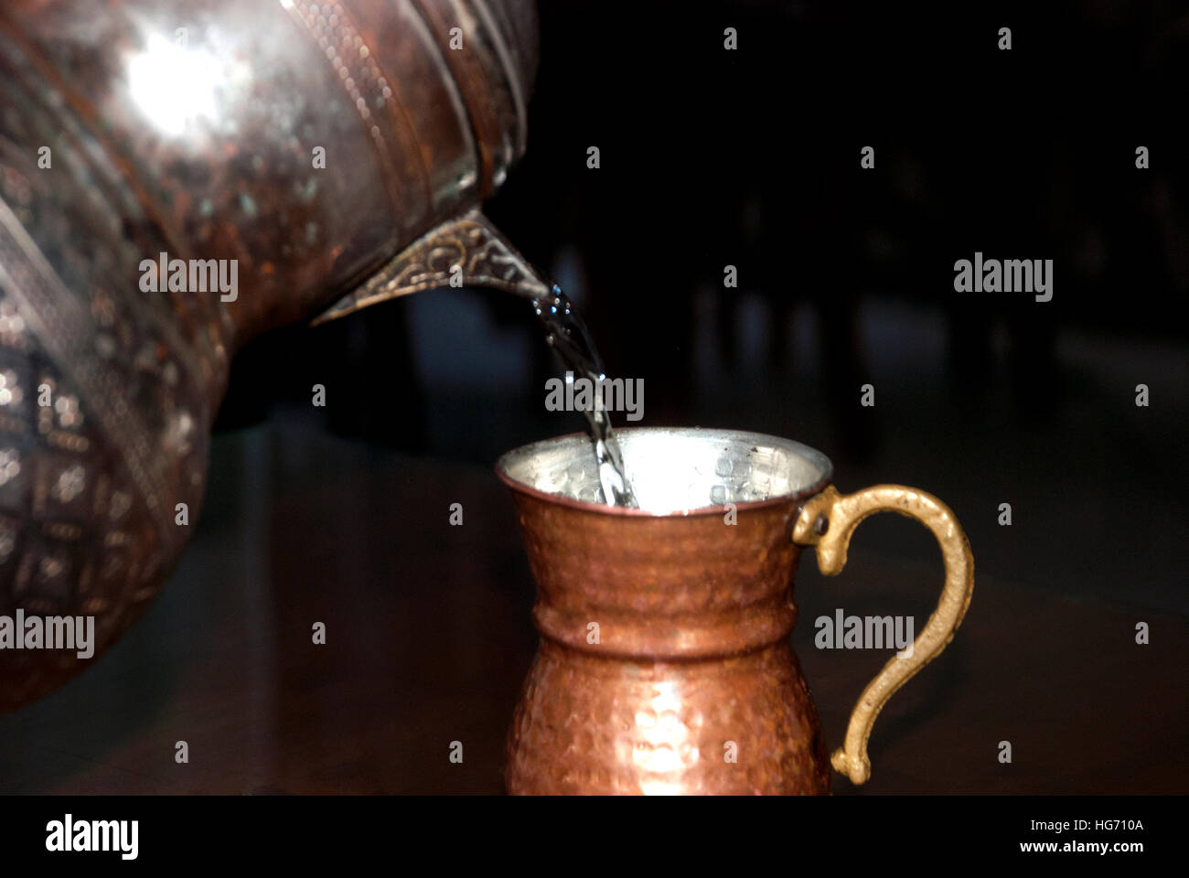 Rame antico ​​and caraffa di vetro di acqua Foto Stock