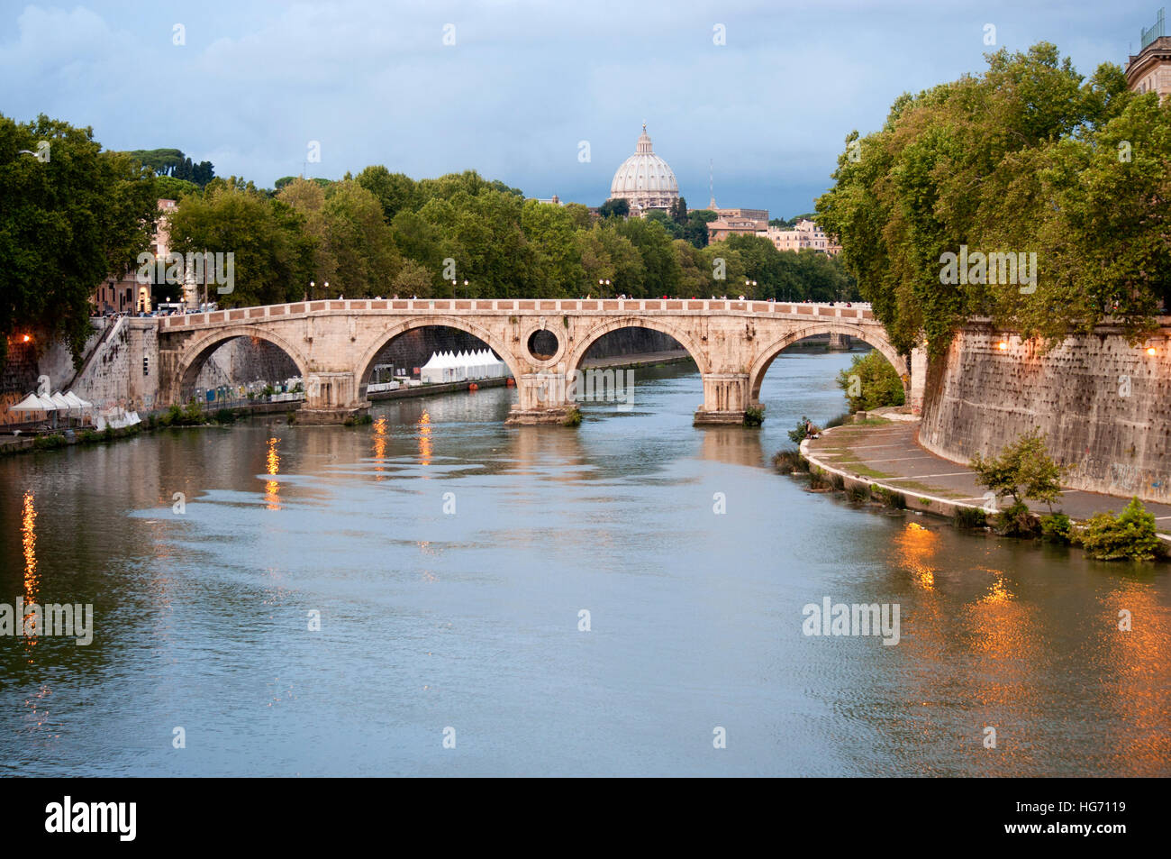Ponte Sisto e San Pietro in background Foto Stock