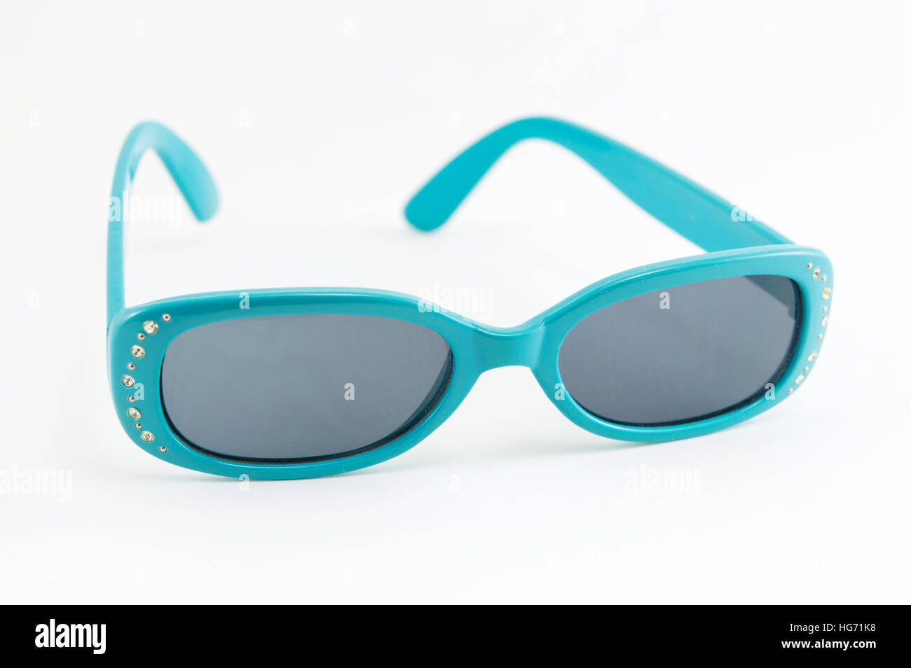 Piccolo Blu bambini occhiali da sole su sfondo bianco Foto Stock