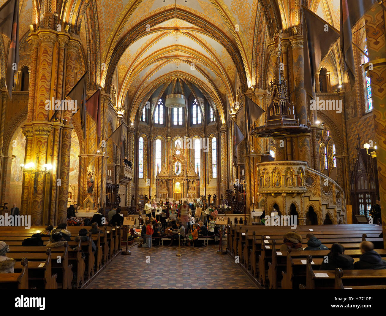 Interno della chiesa di San Mattia a Budapest, Ungheria, con il coro dei bambini ripassando per Natale. Foto Stock