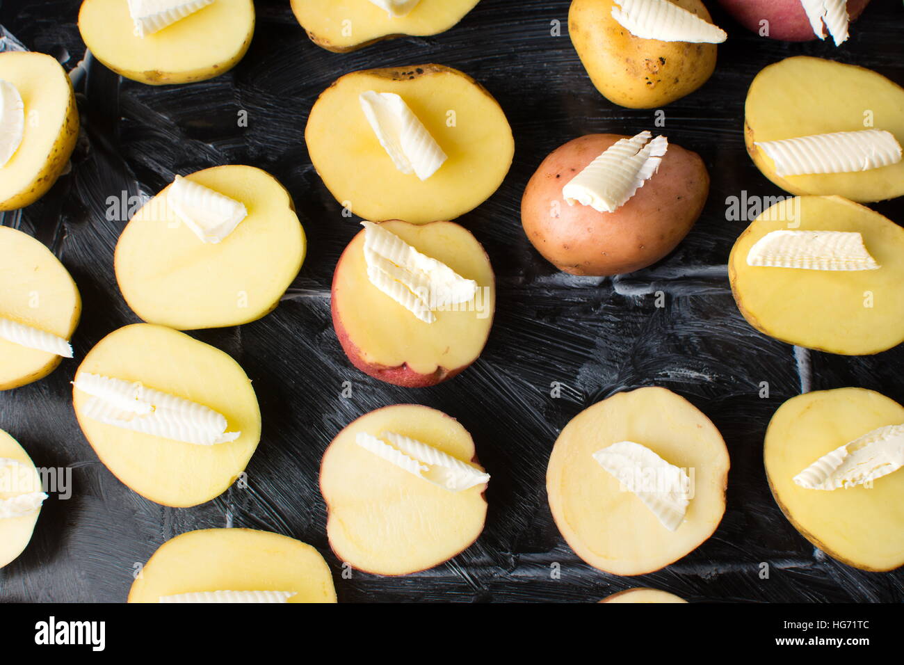 Di patate con il burro in una black piastra di cottura Foto Stock