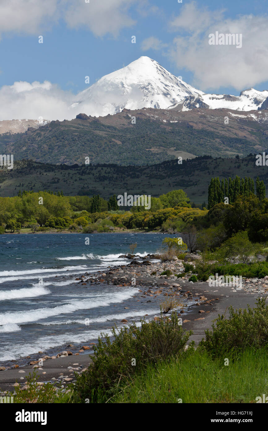 Volcan Lanin stratovulcano e Lago Huechulafquen, Lanin National Park, vicino a Junin de los Andes, nel distretto del lago, Argentina Foto Stock