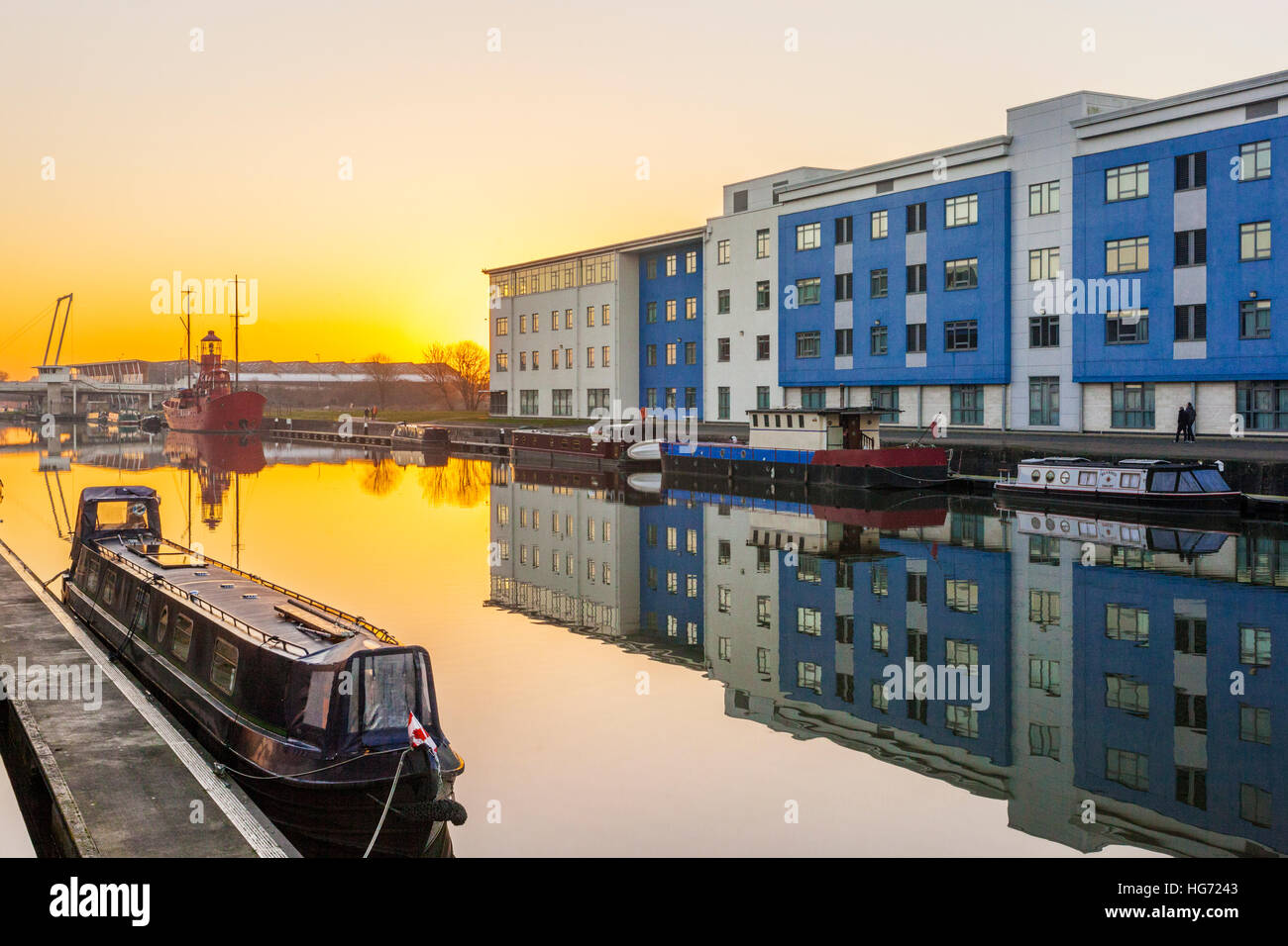 Il sole che tramonta dietro Gloucester College, accanto alla Gloucester nitidezza Canal, Gloucester Docks REGNO UNITO Foto Stock