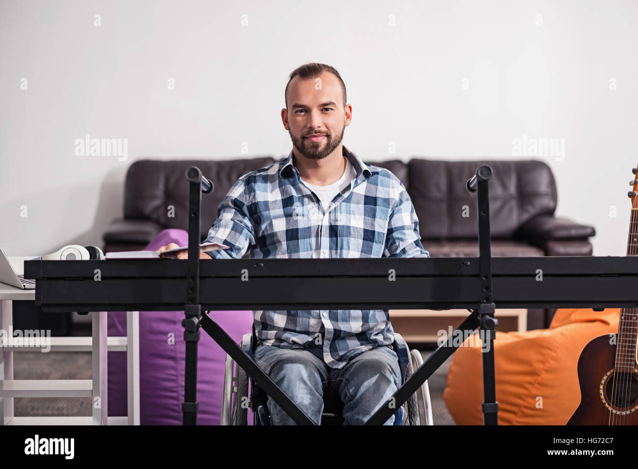 Positivo fisicamente disabili guy godendo il suo hobby Foto Stock