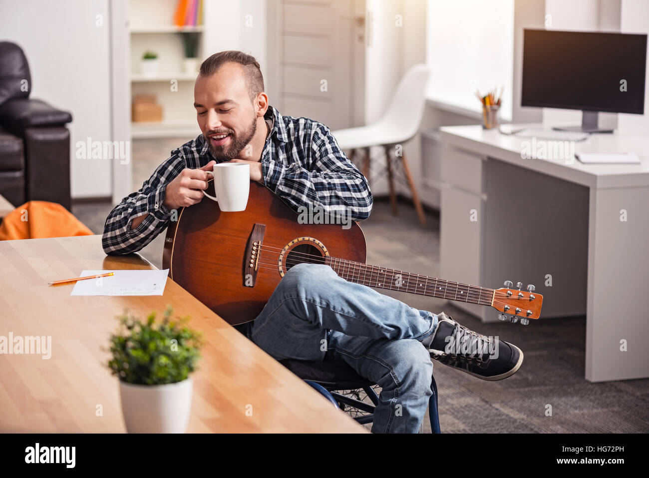 Musicista disabili felice circa la sua creazione Foto Stock