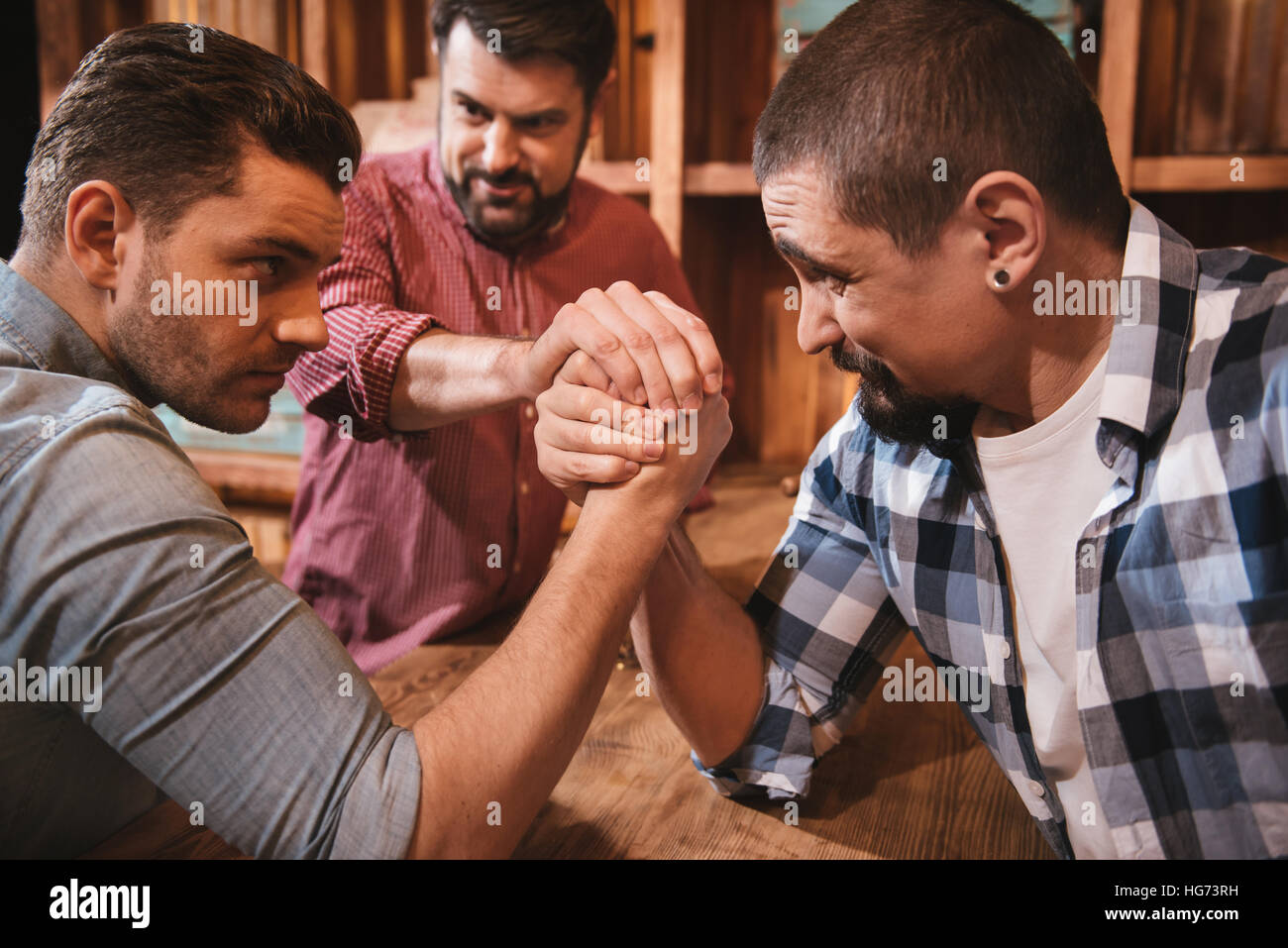 Belli gli uomini seria preparazione per avviare un confronto armwrestling Foto Stock