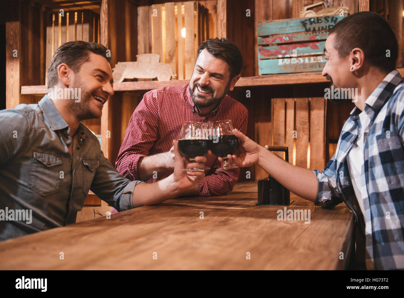 Positivo gioiosa amici ridere Foto Stock